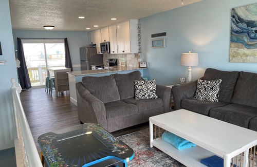 Sneads Ferry House | OCEANFRONT ! Family fun steps from the beach!😎🦀 pet friendly, linens included!