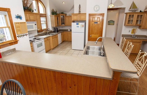 Ocean Sands House | Oceanside, Close to beach, private pool, Hot Tub, OL1, Wild and Wonderful