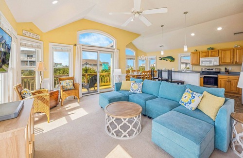 Frisco House | Oceanside Dog Friendly Home w/Hot Tub, Game Room, and Wet Bar. Island Stylin'!