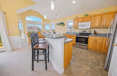 Frisco House | Oceanside Dog Friendly Home w/Hot Tub, Game Room, and Wet Bar. Island Stylin'!