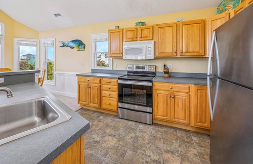 Frisco House | Oceanside Dog Friendly Home w/Hot Tub, Game Room, and Wet Bar. Island Stylin'!