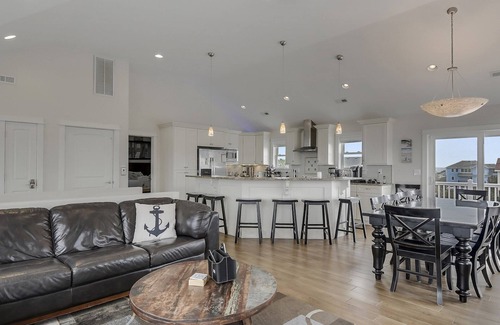 Corolla Light House | Oceanside, Priv Pool, ELEV, Hot Tub, Keyless entry, BH3, Knot 4 Sail