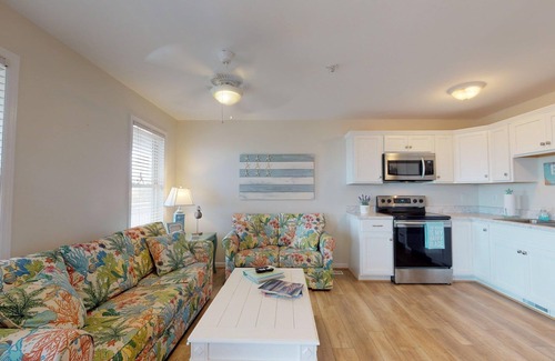 Surf City Condo | Oceanview condo located within walking distance to the beach!