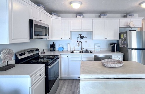 Surf City Condo | Oceanview condo located within walking distance to the beach!