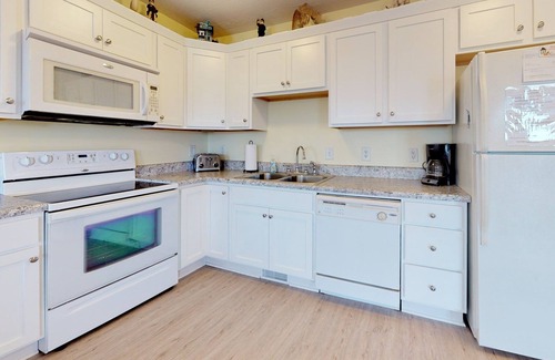 Surf City Condo | Oceanview condo located within walking distance to the beach!