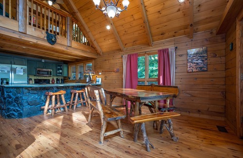 Lake Lure Cabin | OPEN-Stunning, huge, Walk to Lake/BEACH/River/pets!. Canoes/Kayak