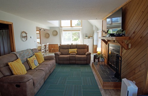 Ocean Sands House | OS635- Steps to the Beach- 3 BRs, New Pool, Jacuzzi Tub, Dog Friendly!