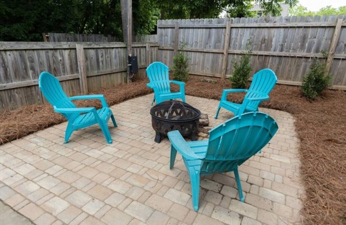 Villa Heights House | PARKWOOD PARENT · Bungalow+Tiny House ★ Private Yard ★ Pet Friendly