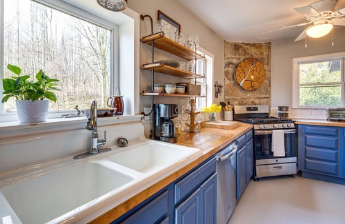 Hendersonville Cabin | Peaceful Hendersonville Cabin - Hot Tub & Fire Pit