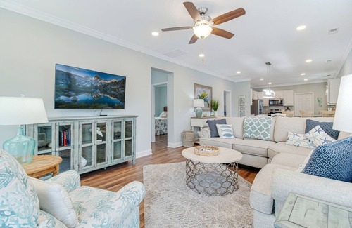 Tranquil Harbour House | Pet Friendly -Fenced Backyard - Perfect Beach Getaway! Private Bungalow w/living Space!