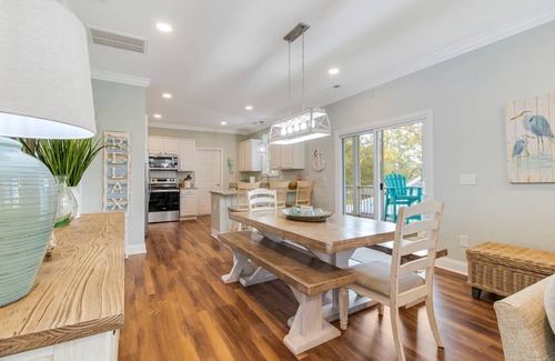 Tranquil Harbour House | Pet Friendly -Fenced Backyard - Perfect Beach Getaway! Private Bungalow w/living Space!