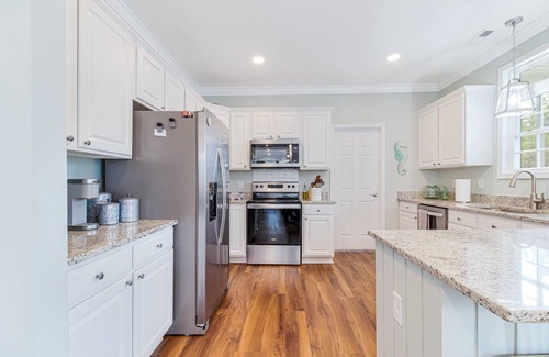 Tranquil Harbour House | Pet Friendly -Fenced Backyard - Perfect Beach Getaway! Private Bungalow w/living Space!