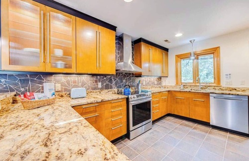 Southern Shores House | Pool, Hot Tub and Mins to Beach!
