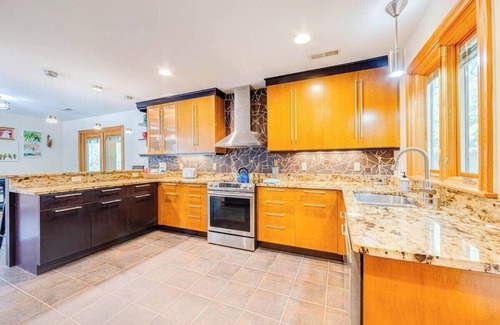 Southern Shores House | Pool, Hot Tub and Mins to Beach!
