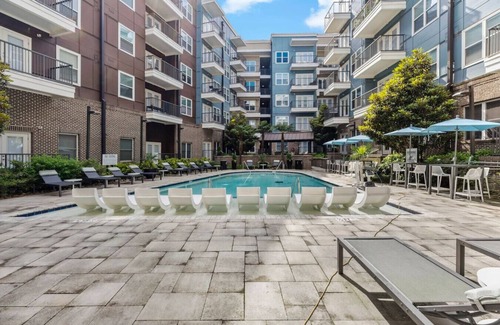 Cherry Apartment | Posh 1BD | 5 Min DT+Gym+Parking+W/D | Sleeps 6