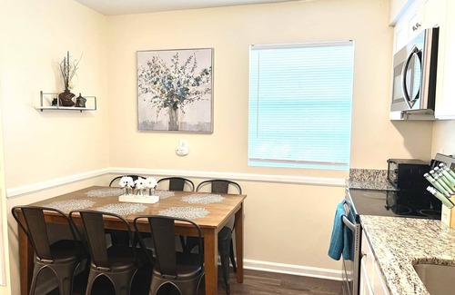 Durham Apartment | ★Prime Pad ★ King Bed ★ Long Term Stays ★ Duke★