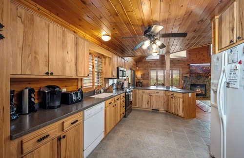 Ferguson Cabin | Private Cabin, Great Views, Hot Tub, WiFi, Fireplace