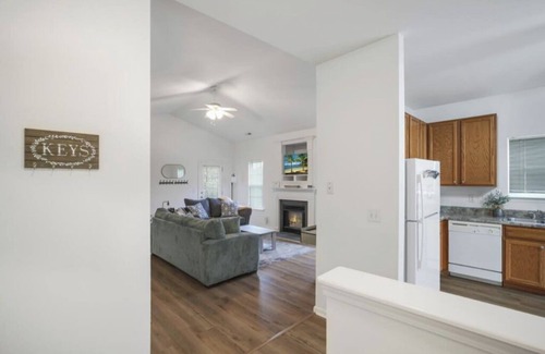 Walnut Creek House | Quiet Cul-de-sac, Hot Tub, Pac-Man, Newly Renovated!