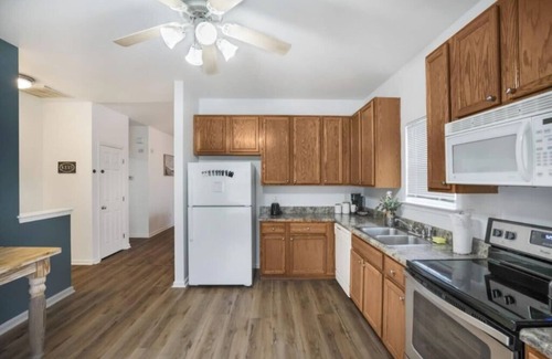 Walnut Creek House | Quiet Cul-de-sac, Hot Tub, Pac-Man, Newly Renovated!