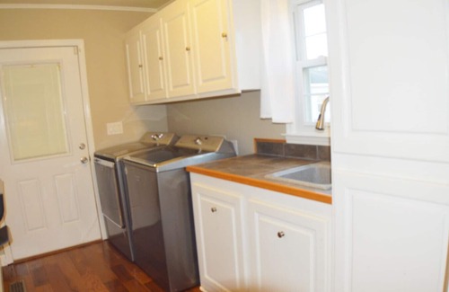 James City House | Quiet Extended Stay with Spa Bath, Fenced Yard