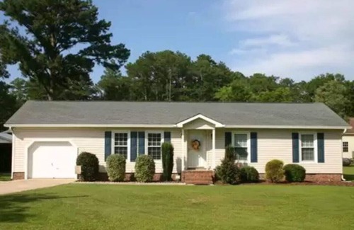 James City House | Quiet Extended Stay with Spa Bath, Fenced Yard