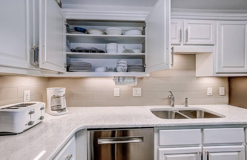 Ash Condo | Recently Renovated Spacious 6 Bedroom Condo, Just Steps From The Ocean