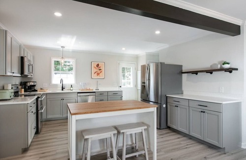Oakley House | Relax & Gather 3 miles to Pkwy & Biltmore