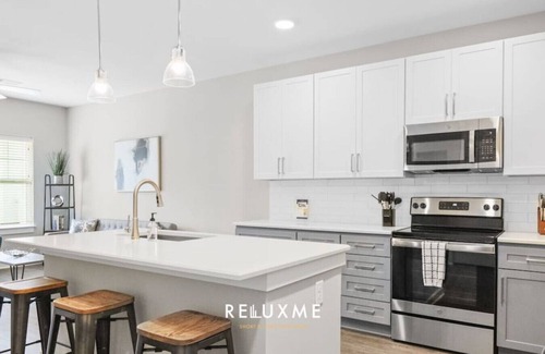Paw Creek Apartment | Reluxme | Elegant 1BR Near Airport & Dining