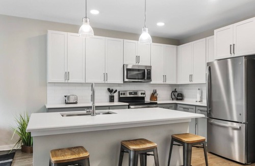 Paw Creek Apartment | Reluxme | Elegant 1BR Near Airport & Dining