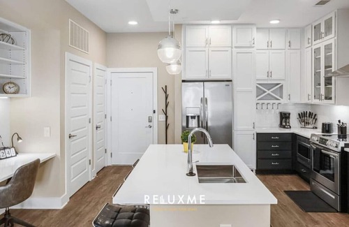 Fourth Ward Condo | Reluxme | Uptown 2BR Condo w/King Beds & Parking