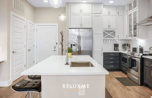 Fourth Ward Condo | Reluxme | Uptown 2BR Condo w/King Beds & Parking