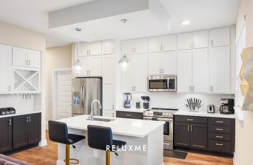 Fourth Ward Condo | Reluxme|Uptown 2BR w/Hot Tub, Gym, Pools & Views