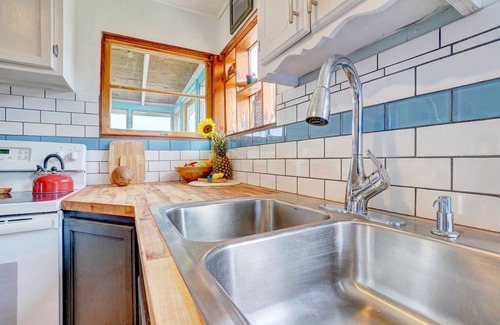 Colington House | Renovated & Clean 'Original' OBX Bungalow, Direct Beach & Pier Access + EZ Cart