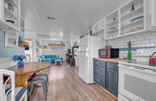 Colington House | Renovated & Clean 'Original' OBX Bungalow, Direct Beach & Pier Access + EZ Cart