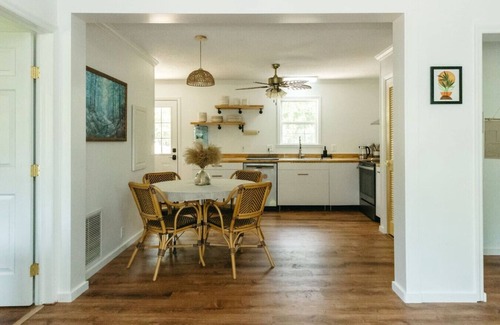 Oakley House | Renovated King Suite + 4 Queens.