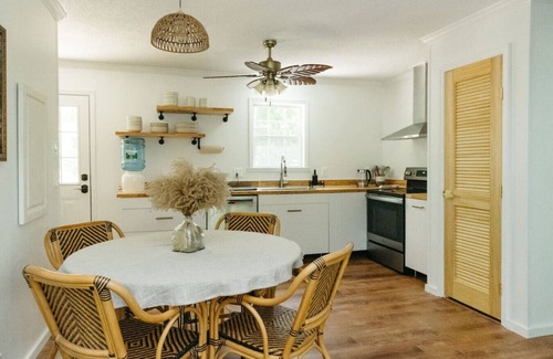 Oakley House | Renovated King Suite + 4 Queens.