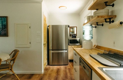 Oakley House | Renovated King Suite + 4 Queens.