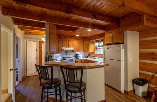 Boone Cabin | River Ridge - 3 story log cabin with Hot Tub - Pet Friendly - Walk to the New River