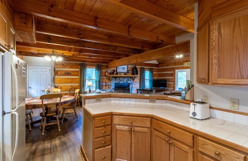 Boone Cabin | River Ridge - 3 story log cabin with Hot Tub - Pet Friendly - Walk to the New River
