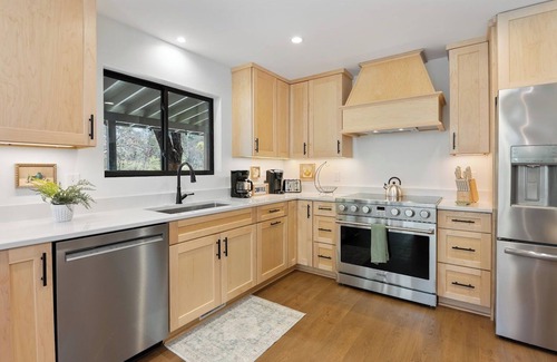 Franklin House | Riverside Retreat - Luxury river house with 7 person hottub