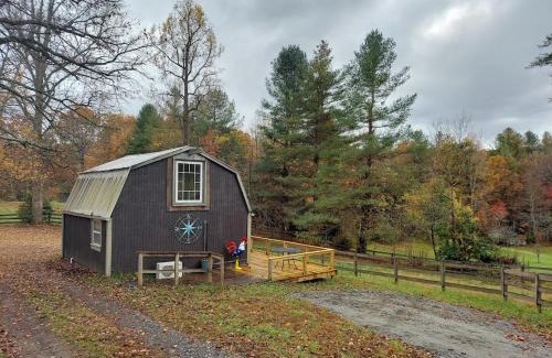 Hendersonville Apartment | Rustic Hendersonville Farm Studio with Private Deck