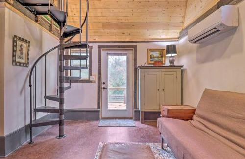 Hendersonville Apartment | Rustic Hendersonville Farm Studio with Private Deck