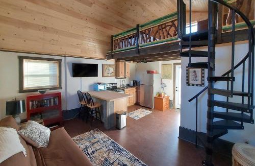 Hendersonville Apartment | Rustic Hendersonville Farm Studio with Private Deck