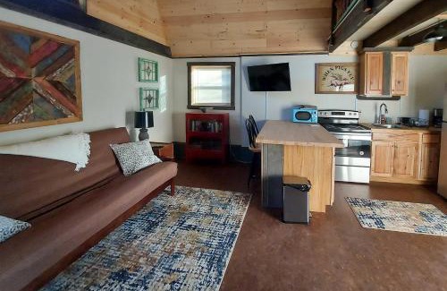 Hendersonville Apartment | Rustic Hendersonville Farm Studio with Private Deck