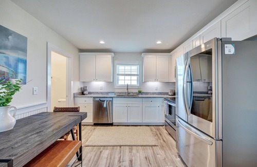 Surf City Apartment | Saltwater Suites, 104 Queen Pet Friendly 1st Floor