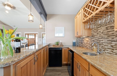 Mayhew House | Sandy Shore - Coastal Cottage Meets Urban Contemporary w/Optional Boat Rental