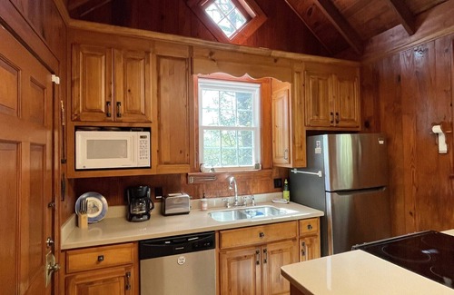 Highlands House | Satulah Mountain Retreat-5 min to Main Street! 4 BR/3 baths