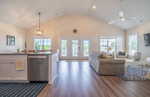 Kure Beach House | 🌊SeaWave: Spacious Pet-Friendly House with Deck & Grill | Walk 2 Beach🌊