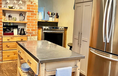Kenilworth House | Secluded Spacious Cottage with Mountain views 1 mile to Downtown