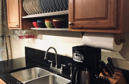 Kenilworth House | Secluded Spacious Cottage with Mountain views 1 mile to Downtown